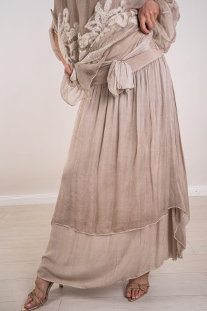 vera koordiniert in Silk Blushe Rock mit Stickereien und Pailletten koordiniert Vera Silk Blushe Rock mit Stickerei und Paillett