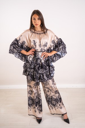 blusa coordinada de Guatemala con ruches y pantalones Fantasy Coordinó la blusa de Guatemala con ruches y pantalones de fantasía