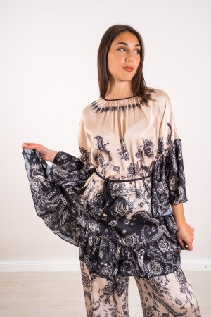 blusa coordinada de Guatemala con ruches y pantalones Fantasy Coordinó la blusa de Guatemala con ruches y pantalones de fantasía