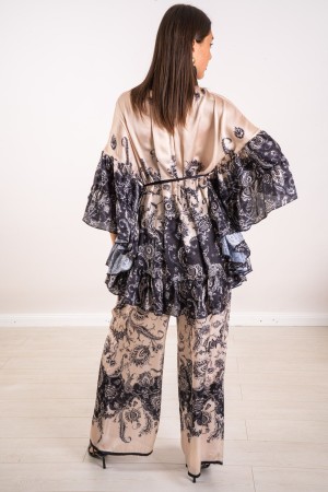 blusa coordinada de Guatemala con ruches y pantalones Fantasy Coordinó la blusa de Guatemala con ruches y pantalones de fantasía