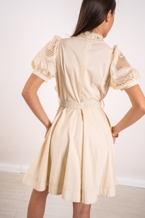 robe de Vienne en dentelle avec collier de perles et robe de vienna en strass en dentelle avec collier en perles et robe en stra