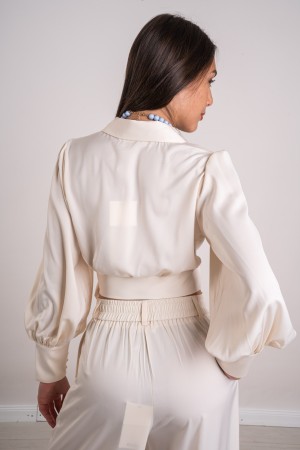 coordinó la blusa y los pantalones de satén con el arco coordinado, la blusa y los pantalones de satén con la arco coordinada, l