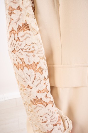 koordinierte Oxford-Kurvenjacke und -hose mit Spitzenhülsen 