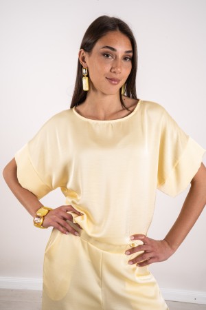 blusa de sol coordinada y pantalones de efectos de satén 