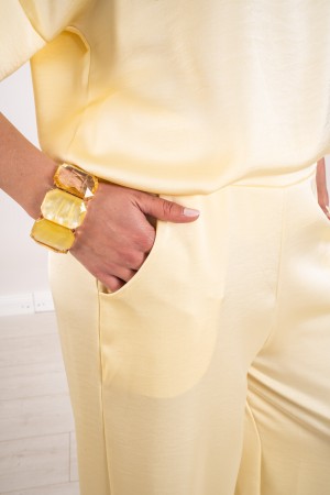 koordinierte Sonnenbluse und Satin-Effekthose 