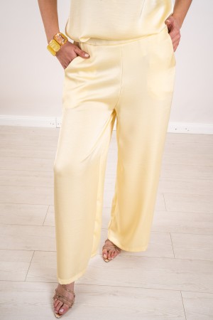 blusa de sol coordinada y pantalones de efectos de satén 