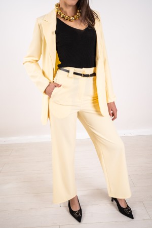 chaqueta de dulces coordinada y pantalones básicos 