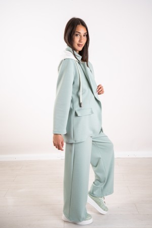 chaqueta coordinada de Mirella y pantalones con capucha 