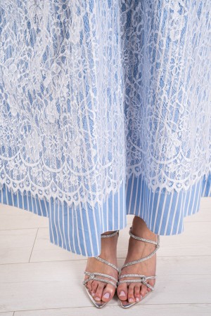 capri-Kleid von Spitzeneinsätzen Capri-Kleid mit Spitzeneinsätzen Capri-Kleid signiert