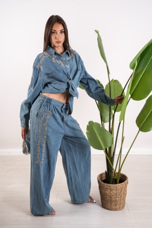 camisa de jade coordinada y pantalones de mezclilla con cuentas 