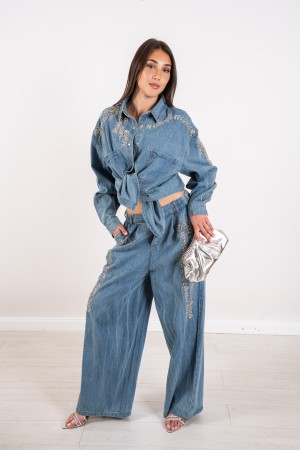 koordiniertes Jade-Shirt und Jeanshosen mit Perlen 