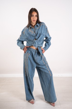 camisa de jade coordinada y pantalones de mezclilla con cuentas 