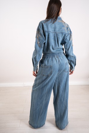 camisa de jade coordinada y pantalones de mezclilla con cuentas 