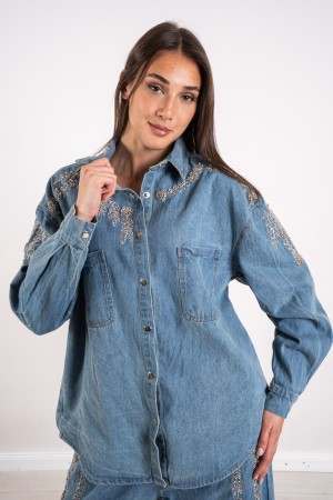 chemise de jades coordonnée et pantalon de denim avec des perles 