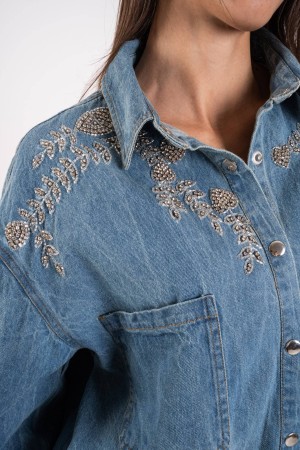 chemise de jades coordonnée et pantalon de denim avec des perles 