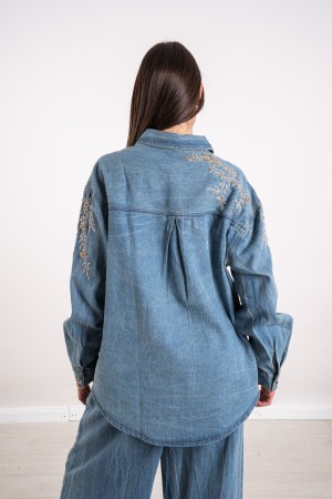 koordiniertes Jade-Shirt und Jeanshosen mit Perlen 