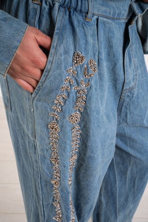 chemise de jades coordonnée et pantalon de denim avec des perles 