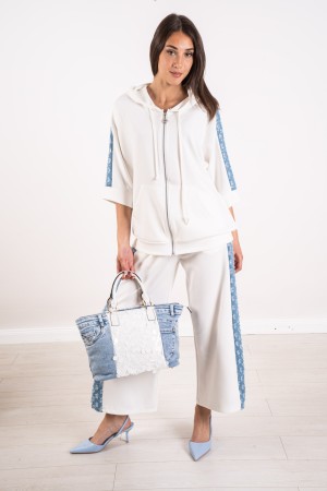 sudadera y pantalones de Maia coordinados con inserciones de mezclilla y lentejuelas 