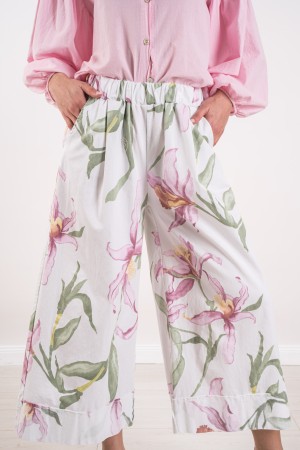 pantalone sabrina con fiori  pantalone sabrina con fiori  pantalone sabrina con fiori