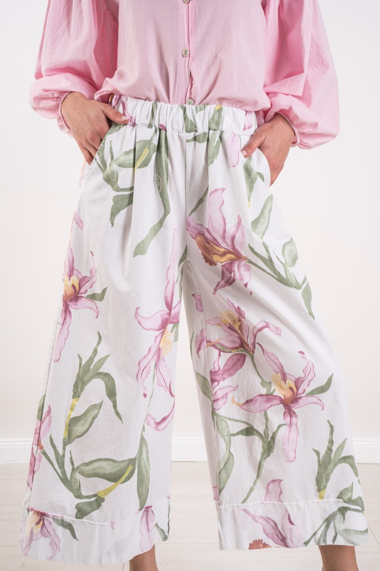 pantalone sabrina con fiori  pantalone sabrina con fiori  pantalone sabrina con fiori