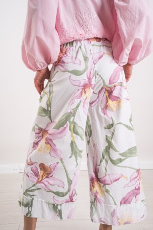 pantalone sabrina con fiori  pantalone sabrina con fiori  pantalone sabrina con fiori