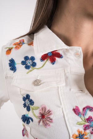 giacca fiore in denim con ricami multicolor  giacca fiore in denim con ricami multicolor  giacca fiore in denim con ricami mu...
