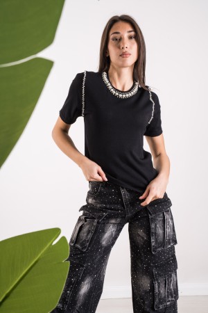 maglia chiara con giro collo in perle e strass  maglia chiara con giro collo in perle e strass  maglia chiara con giro collo ...