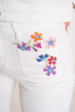blumenjeans mit Multicolor Stickerei Blumenjeans mit Multicolor Stickerei Blume Jeans mit Multicolor-Stickerei