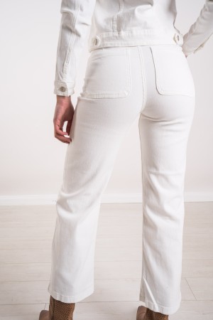 blumenjeans mit Multicolor Stickerei Blumenjeans mit Multicolor Stickerei Blume Jeans mit Multicolor-Stickerei