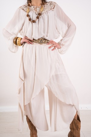 coordinated Blusa Charm and Silk Trousers with Macrame Coordinated Charm Blouse and Silk Trousers with Coordinated Macrame Ch ..