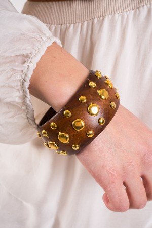 bracciale kenia in legno con borchie  bracciale kenia in legno con borchie  bracciale kenia in legno con borchie