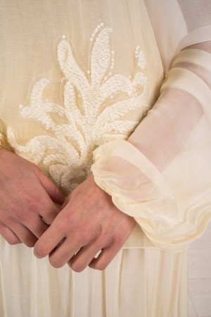 langes Seidenmonica-Kleid mit Stickereien und Pailletten Langes Seidenmonica-Kleid mit Stickereien und Pailletten langes Monica-