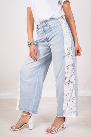 Larissa Jeans con bandas de encaje Laceissa con bandas de encaje lateral Larissa Jeans con bandas laterales de encaje