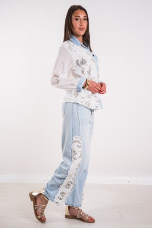 Jeans Rachel avec des ouvertures de tissu contrastées et des strass sur le fond de Jeans Rachel avec des ouvertures de tissu con