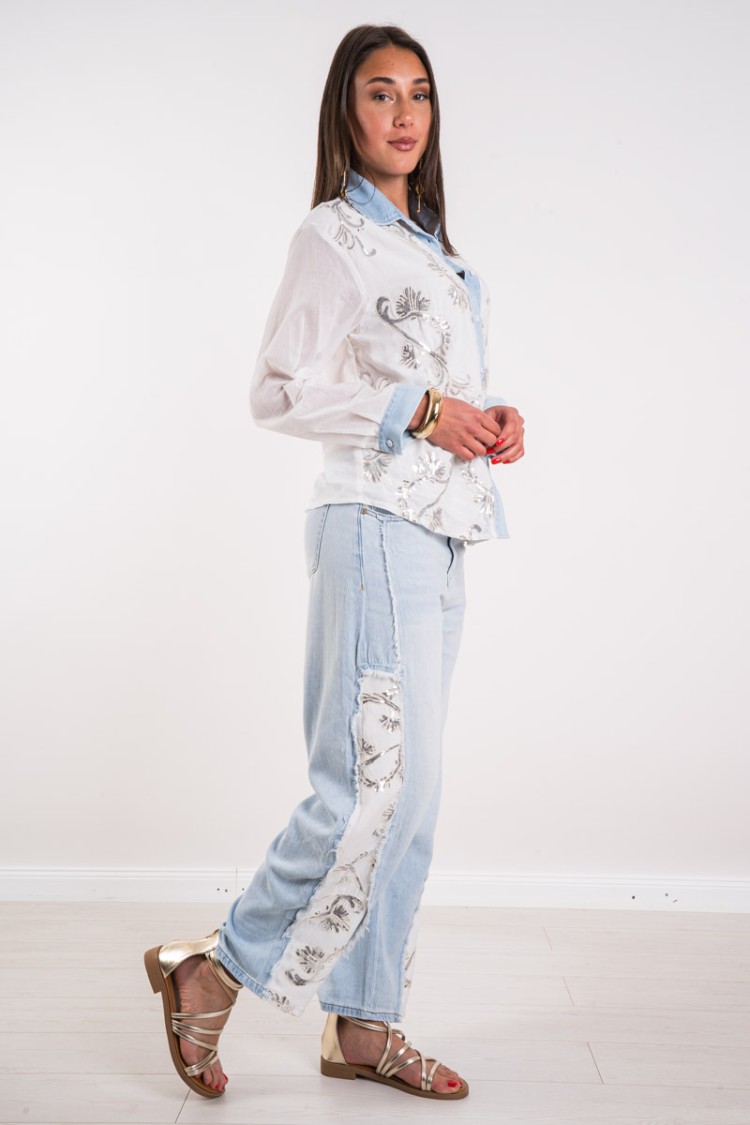 Jeans Rachel avec des ouvertures de tissu contrastées et des strass sur le fond de Jeans Rachel avec des ouvertures de tissu con