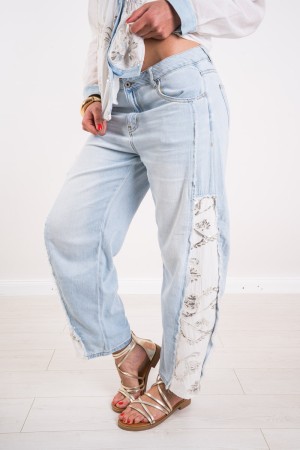 Jeans Rachel con aberturas de tela en contraste y pedrería en los pantalones vaqueros de abajo Rachel con aberturas de tela en c