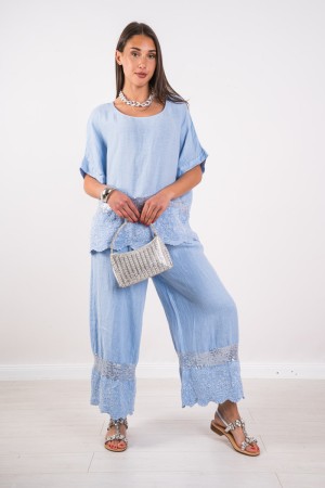Coordinato Maria in lino con ricamo sul fondo fiori e strass  Coordinato Maria in lino con ricamo sul fondo fiori e strass  C...