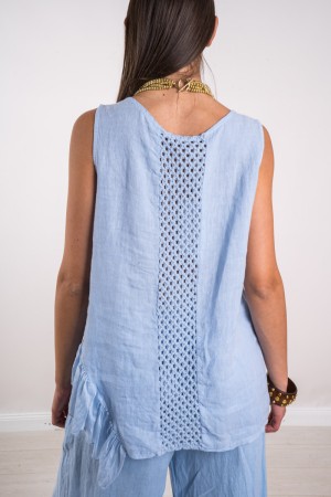 Coordinato Manila in lino con canotta dettaglio posteriore striscia bucherellata e rouches Coordinato Manila in lino con cano...