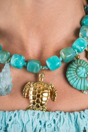 Collana Lumia turchese estiva con tartaruga e conchiglie Collana Lumia turchese estiva con tartaruga e conchiglie Collana Lum...