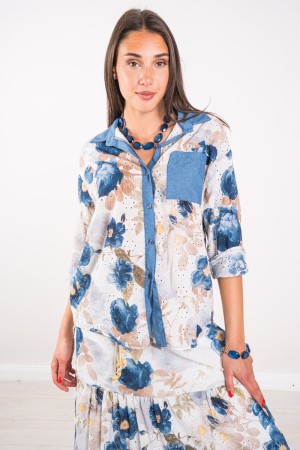 Macramé lace spring shirt with denim-like inserts and floral print Spring shirt in lace macramé with insert ...