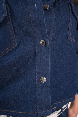 Chaqueta de arena en una chaqueta de arena de lavado oscuro de mezclilla similar en una chaqueta de arena de lavado oscuro de me
