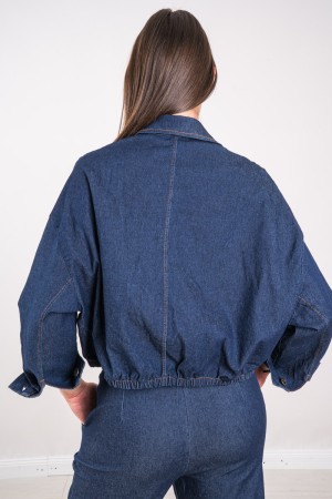 Chaqueta de arena en una chaqueta de arena de lavado oscuro de mezclilla similar en una chaqueta de arena de lavado oscuro de me
