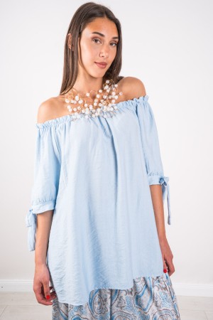 Blusa Mary con scollo a barca e fiocchi sulle maniche Blusa Mary con scollo a barca e fiocchi sulle maniche Blusa Mary con sc...