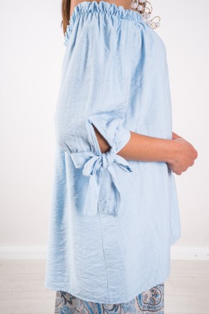 Blusa Mary con scollo a barca e fiocchi sulle maniche Blusa Mary con scollo a barca e fiocchi sulle maniche Blusa Mary con sc...