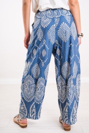 Pantalon en denim poli avec broderie perforée Pantalon en jean à broder avec broderie perforée Pantalon en jean à broder avec br