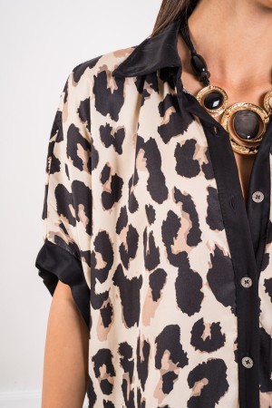 Camisa de Elettra coordinada y pantalones de animales con fronteras negras coordinadas y camisetas electradas y pantalones de an