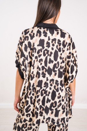 Coordinato Elettra camicia e pantalone animalier con bordi neri  Coordinato Elettra camicia e pantalone animalier con bordi n...