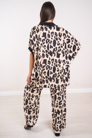 Camisa de Elettra coordinada y pantalones de animales con fronteras negras coordinadas y camisetas electradas y pantalones de an