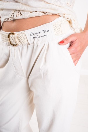Pantalones blancos en patrón de tela Cigarette blanco Pantalones Pantalones de tela Pantalones de tela blanca modelo ...