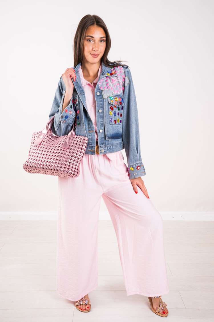 Denim-Blumenjacke mit Stickerei und Steinen Blumenjacke in denim mit Stickereien und Steinen Blumenjacke in denim mit Stickereie